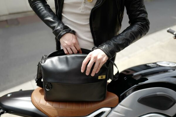 Artisan&Artist Schultertasche A&A ACAM-BS0002, Basalt  schwarz-grau