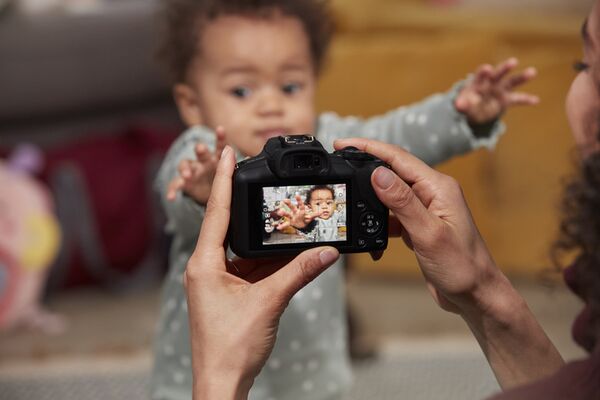 Canon EOS R100 + RF-S 18-45mm IS STM 