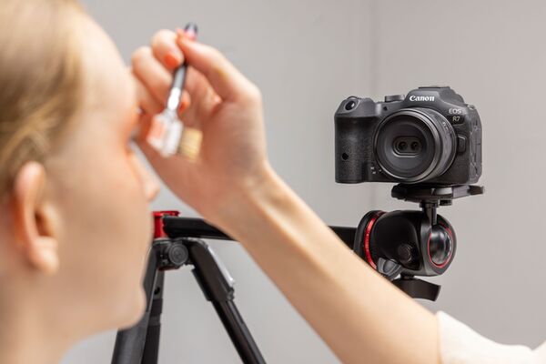 Canon RF-S 7,8mm f/4 STM DUAL  Canon RF-S