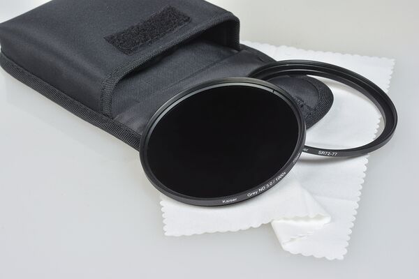 Kaiser Graufilter ND 3 0 / 1000x ø 58 mm inkl. Adapterrring für ø 55 mm inkl. Mikrofasertuch und Aufbewahrungstasche 