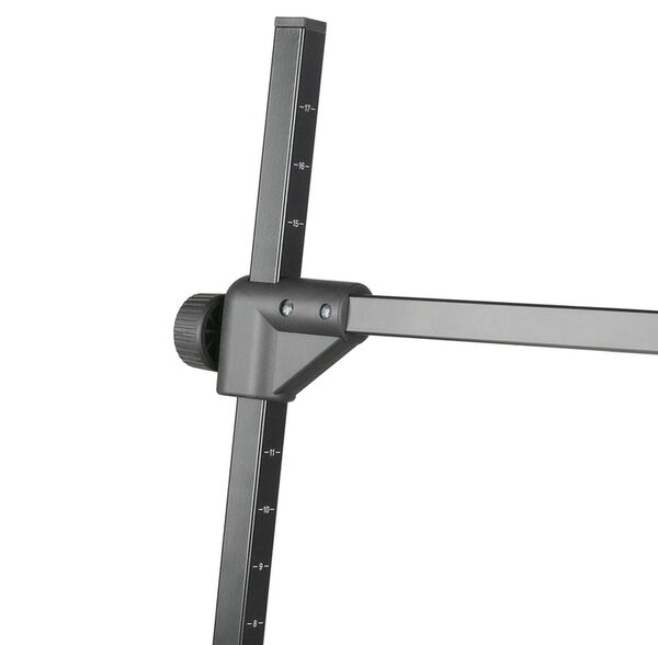 Kaiser Haltegestänge bestehend aus zwei Haltestangen jeweils mit Querstange und Klemmsockel. Kantenlänge 20 mm. 