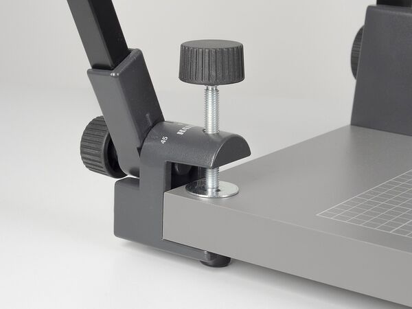 Kaiser Haltegestänge bestehend aus zwei Haltestangen jeweils mit Querstange und Klemmsockel. Kantenlänge 20 mm. 