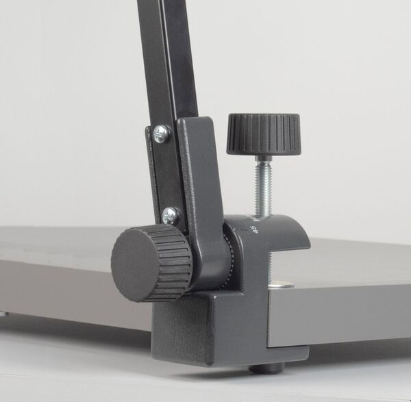 Kaiser Haltegestänge bestehend aus zwei Haltestangen jeweils mit Querstange und Klemmsockel. Kantenlänge 20 mm. 