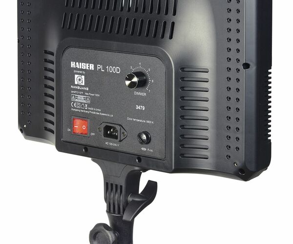 Kaiser LED-Flächenleuchte PL100D, 504 SMD-LEDs, 5600 K, CRI 95, TLCI 93, Leuchtfläche 36 x 51 cm, dimmbar, Netzbetrieb 