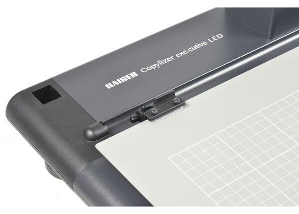 Kaiser Metallplatte mit vier Rundmagneten und verstellbarem Anschlag für Copylizer und Leuchtgrundplatten exe.cutive 