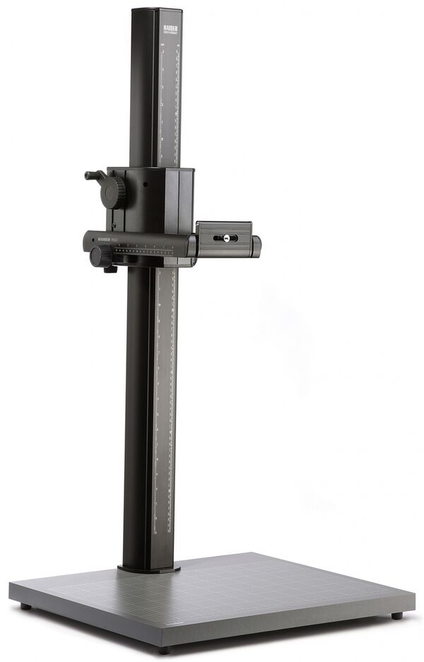 Kaiser Reprostativ RSD 1.2, Säulenhöhe 1,20 m, Grundbrett 68 x 57 cm, mit manuell höhenverstellbarem Kameraträger. 