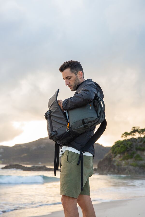 Lowepro Fastpack Pro BP250 AW III  grau