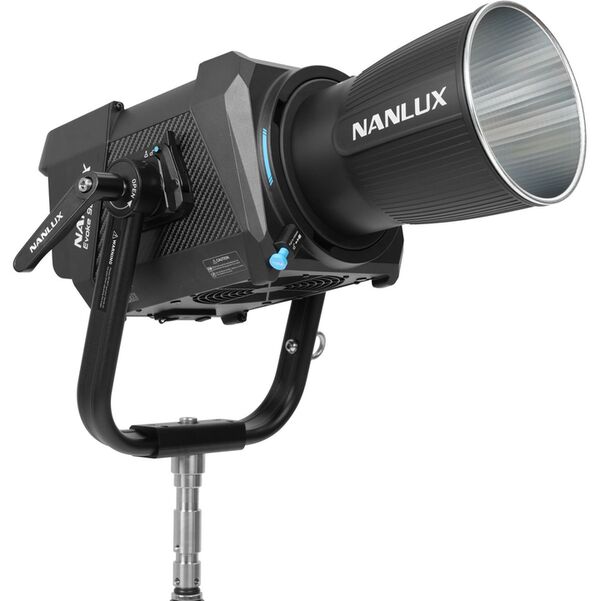 Nanlux Evoke 900C ST-KIT mit Studio-Scheinwerfer Evoke 900C Full-Color. Nennleistung 940 W. Mit RGBLAC-LED Sechs-Farben-Mischtechnologie: Rot/Grün/Blau/Lime/ 
