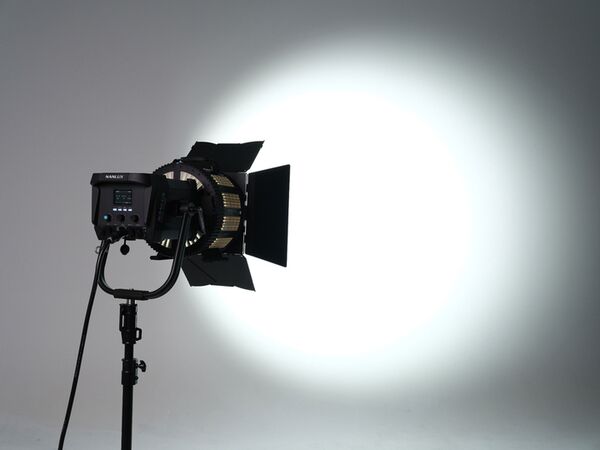 Nanlux FL-35E Motorisierter Fresnel-Vorsatz fokussierbar von 15° bis 46° 