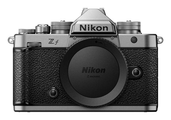 Nikon Z f + Nikkor Z 24-70mm f/4,0 S  silber