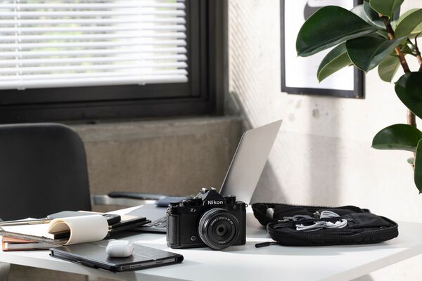 Nikon Z f + Nikkor Z 24-70mm f/4,0 S  schwarz