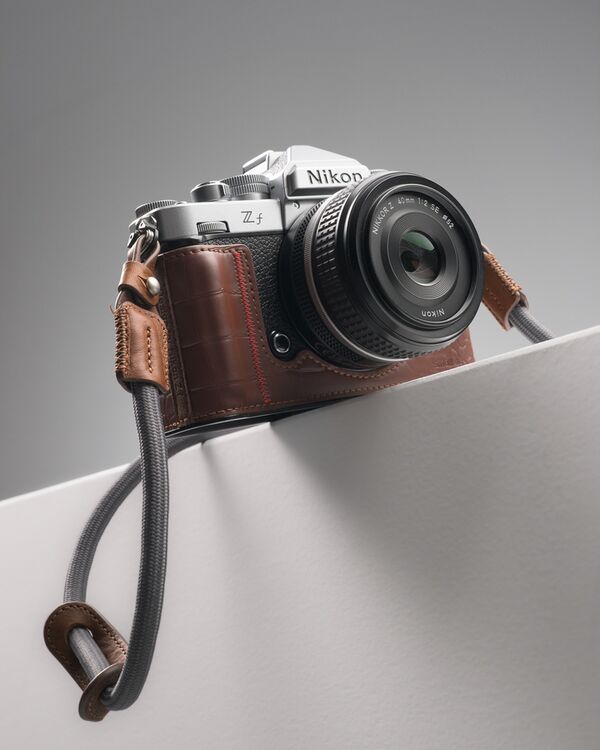 Nikon Z f + Nikkor Z 40mm f/2,0 SE + Promo Case  silber