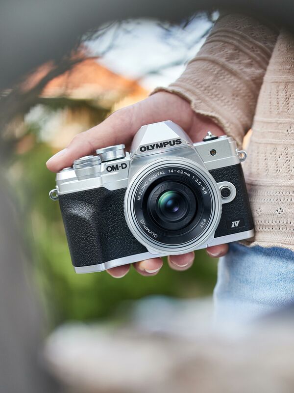 Olympus OM-D E-M10 Mark IV Pancake Kit  Micro Four Thirds silber