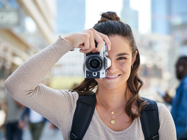 Olympus OM-D E-M10 Mark IV Special Edition inkl. M.Zuiko 14-150mm + 2ter Akku  silber