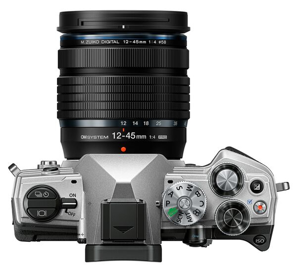 OM SYSTEM OM-5 + M.Zuiko AF 12-45mm f/4 Pro ED  silber