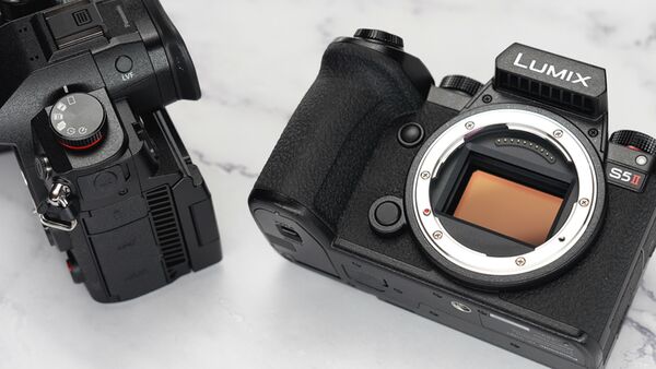 Panasonic Lumix DC-S5II 