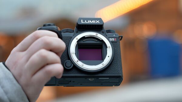 Panasonic Lumix DC-S5II 