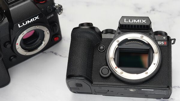 Panasonic Lumix DC-S5II 