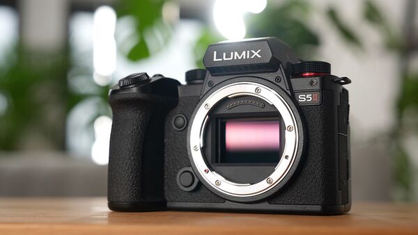 Panasonic Lumix DC-S5II 