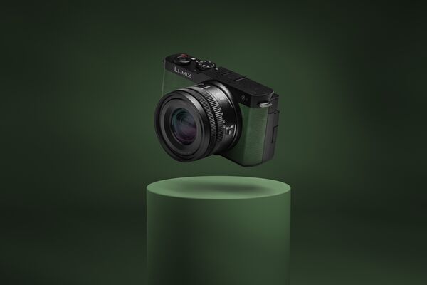 Panasonic Lumix DC-S9 + S 18-40mm f/4.5-6.3  Olive