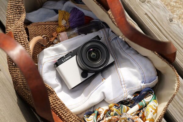 Panasonic Lumix DC-S9 + S 18-40mm f/4.5-6.3  smokey white