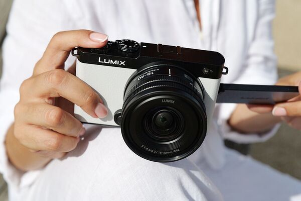 Panasonic Lumix DC-S9 + S 18-40mm f/4.5-6.3  smokey white