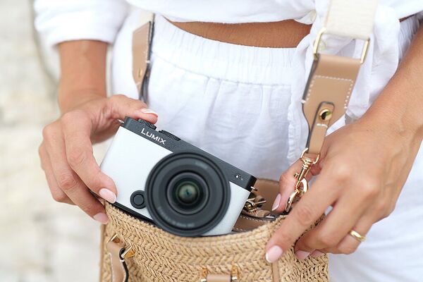 Panasonic Lumix DC-S9 + S 18-40mm f/4.5-6.3  smokey white