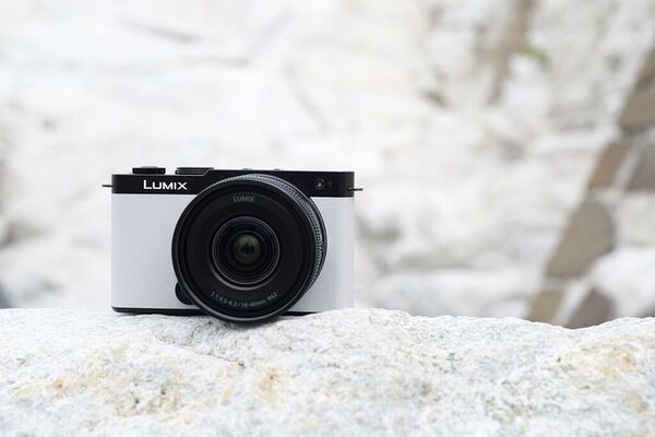 Panasonic Lumix DC-S9 + S 18-40mm f/4.5-6.3  smokey white