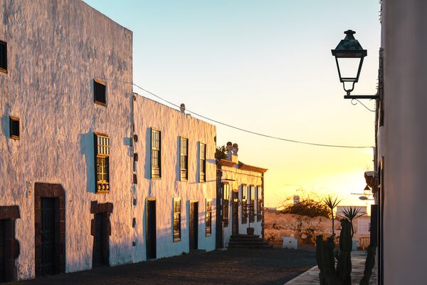 Panasonic Lumix DC-S9 + S 18-40mm f/4.5-6.3  Karminrot