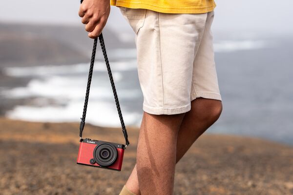 Panasonic Lumix DC-S9 + S 18-40mm f/4.5-6.3  Karminrot