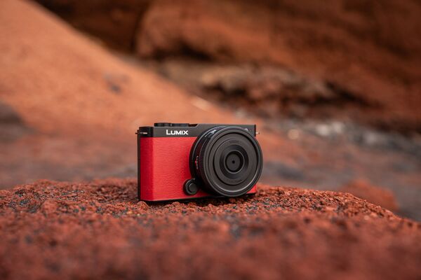 Panasonic Lumix DC-S9 + S 18-40mm f/4.5-6.3  Karminrot