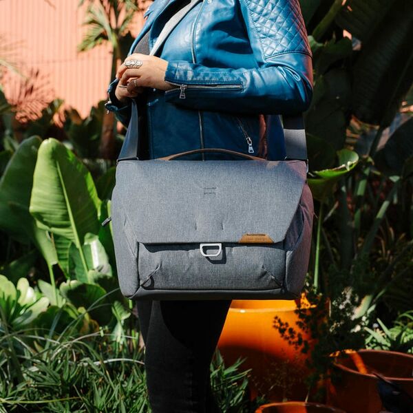 Peak Design Everyday Messenger V2  hellgrau 13L