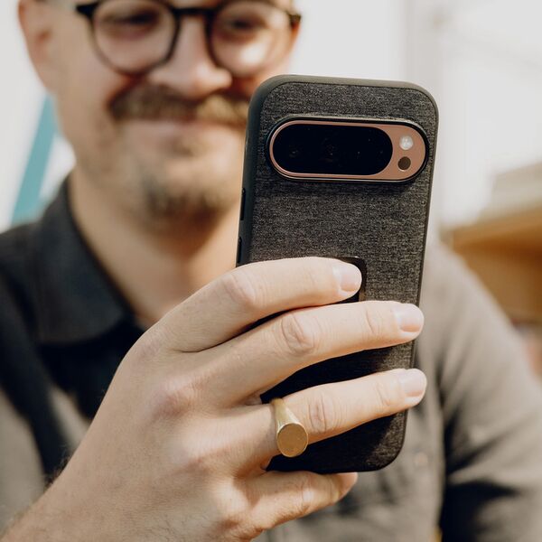 Peak Design Mobile Everyday Magnet Case für Google Pixel 9 Pro  Charcoal mit Fingerschlaufe