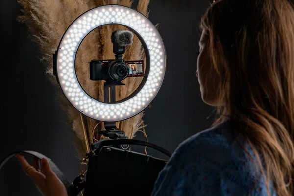 Sony Vlog-Kamera  Alpha ZV-E10 + SEL 16-50mm PZ OSS 