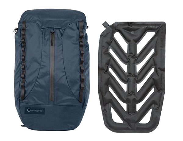 Wandrd Faltrucksack VEER 18 L mit aufblasbarem Rückenpolster  Cobalt