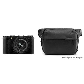 Fujifilm X-M5 + XC 15-45mm f/3.5-5.6 OIS PZ + Peak Design Everyday Sling V2 3L  schwarz