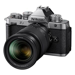 Nikon Z f + Nikkor Z 24-70mm f/4,0 S  silber