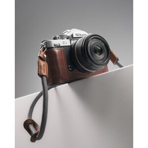 Nikon Z f + Nikkor Z 40mm f/2,0 SE + Promo Case  silber