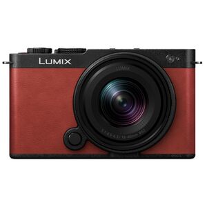 Panasonic Lumix DC-S9 + S 18-40mm f/4.5-6.3  Karminrot