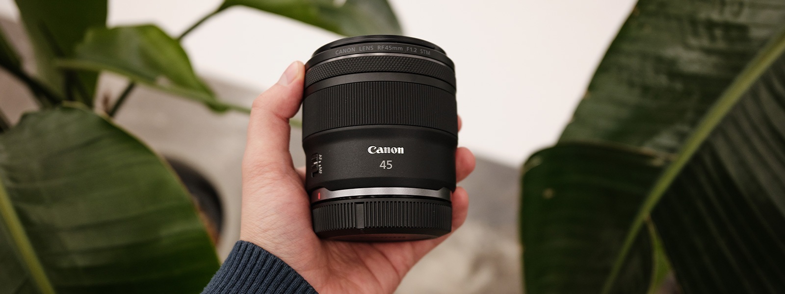 Das neue Canon RF 45mm F1.2 STM Objektiv in der Hand