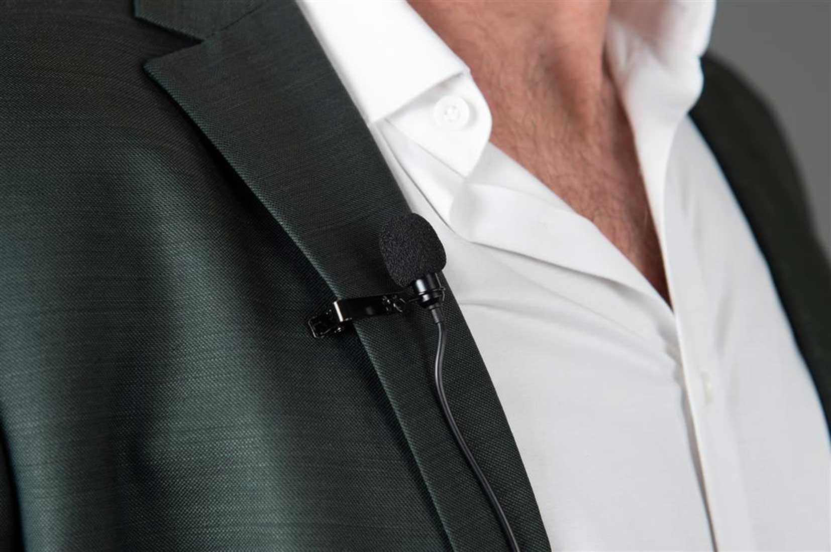 Ansteckmikrofon an einem Jackett angebracht