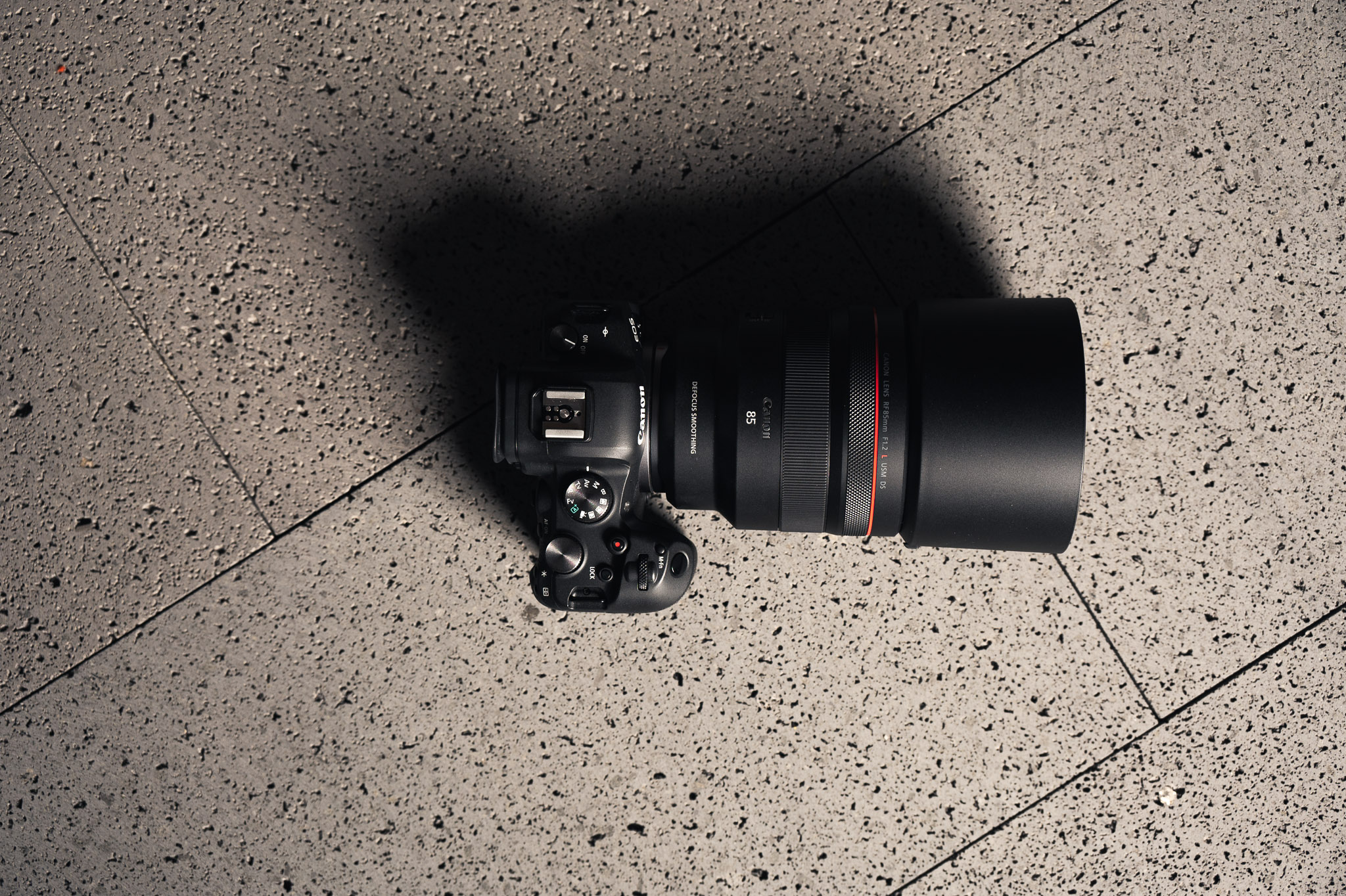 Topdownaufnahme des Canon 85mm an der Kamera