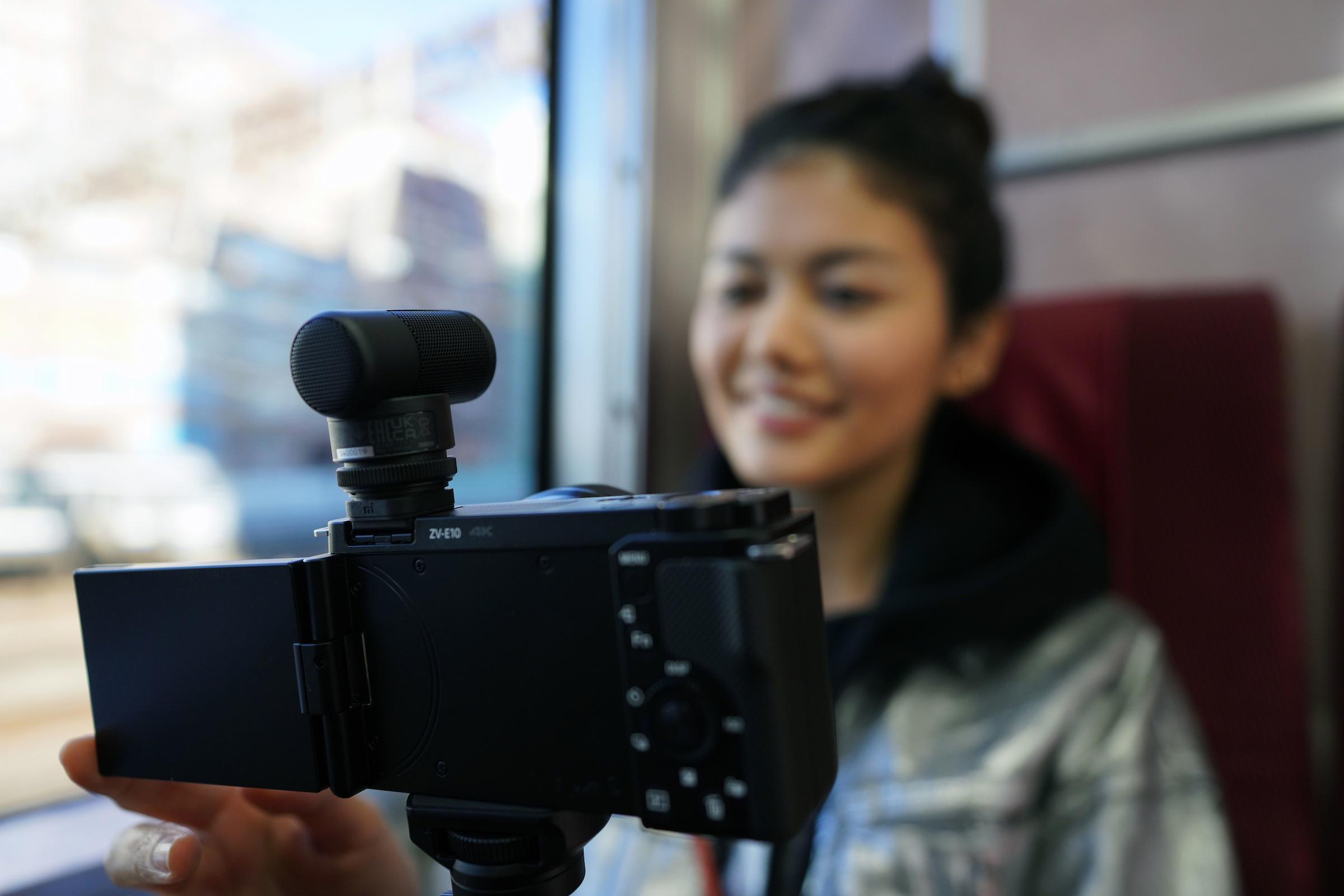 Vlogging Situation mit einem kleinen Shotgun Mikrofon von Sony