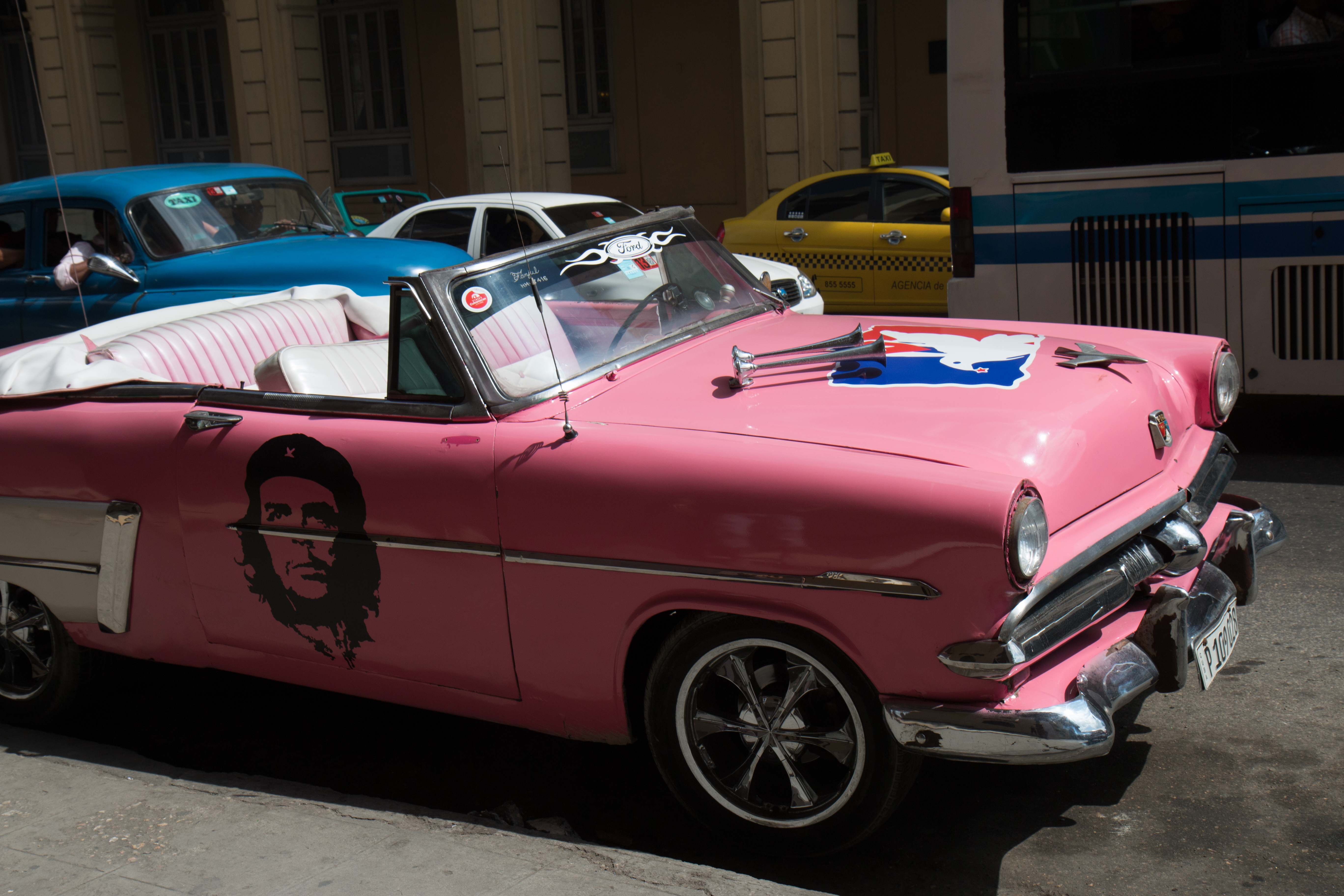 Che Guevara auf einem Oldtimer