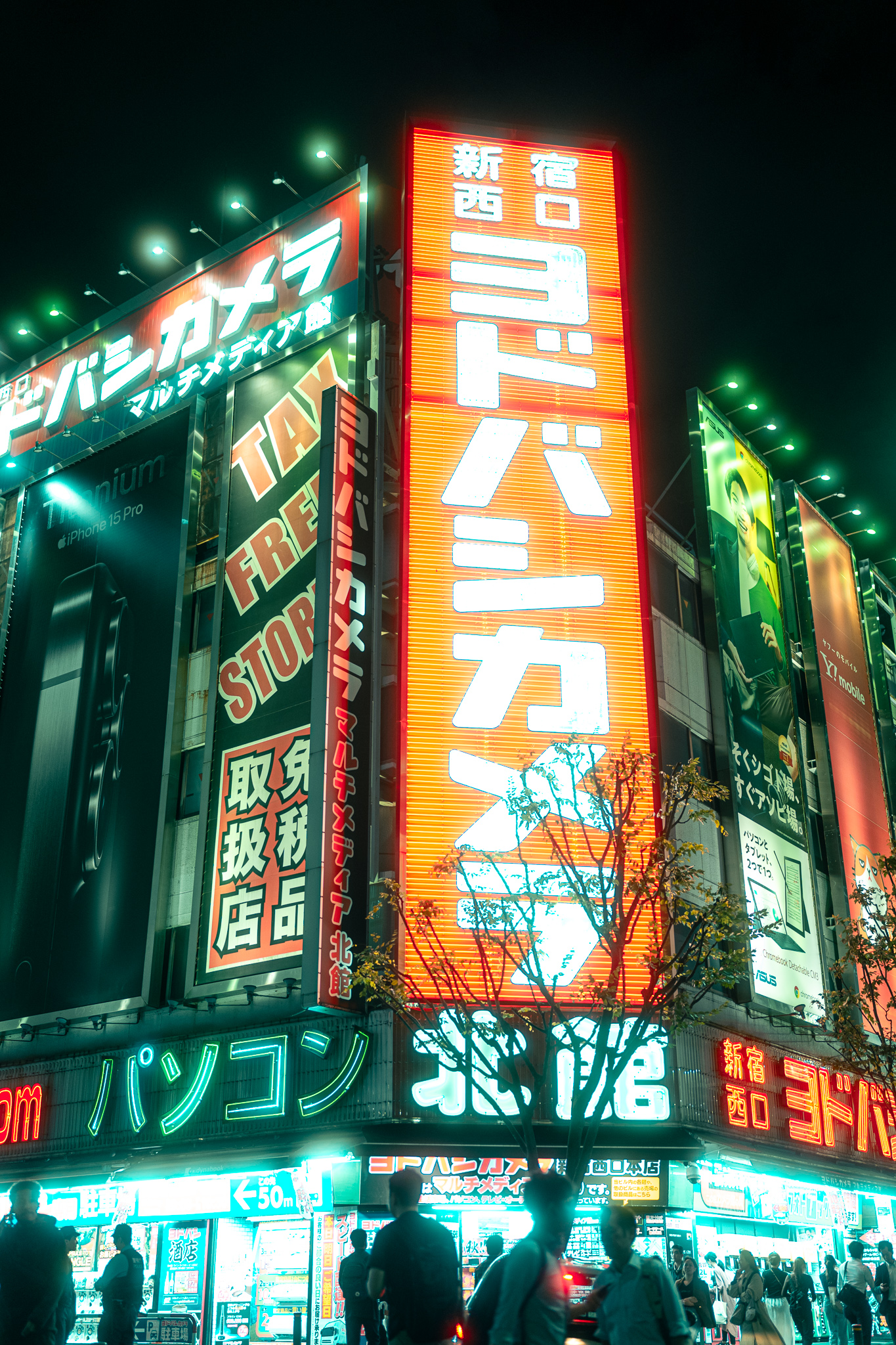 Der Effekt eines Mistfilters bei Nacht und vielen Lichtquellen