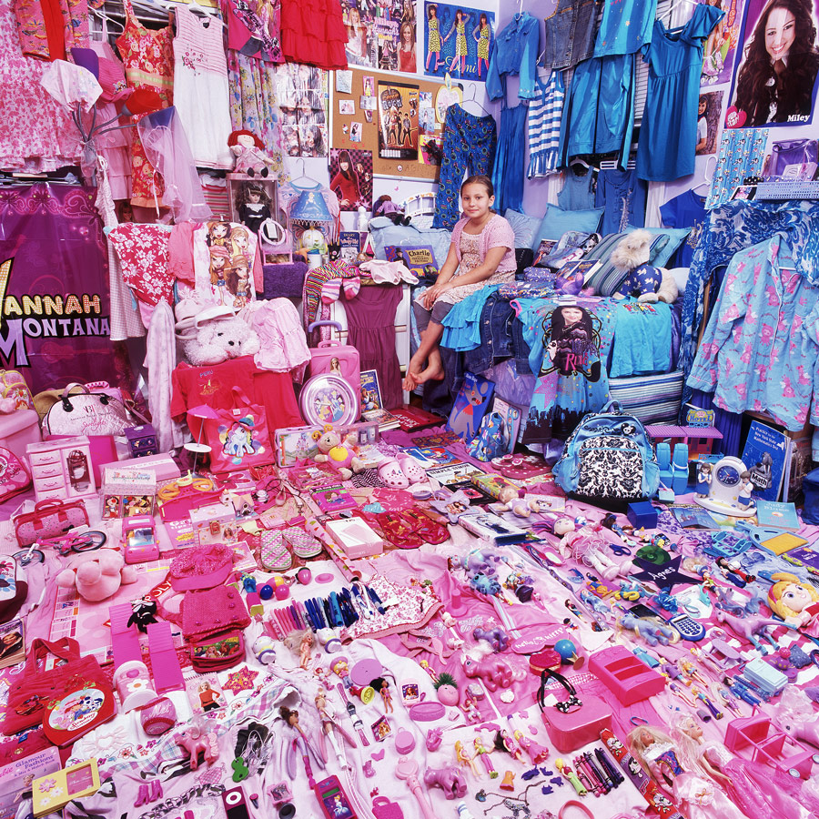 Mädchen in ihrem pinken Zimmer