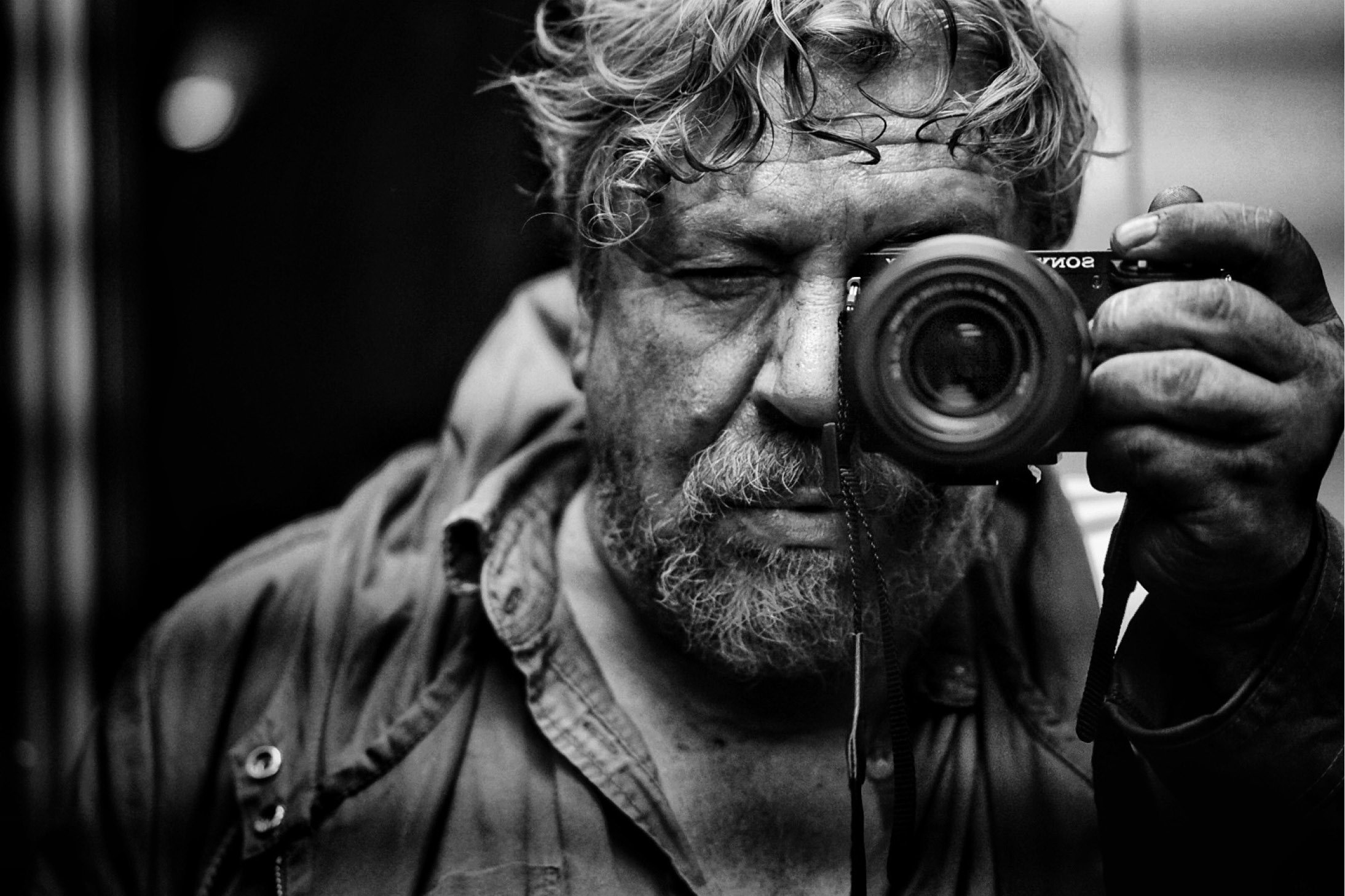 Mann fotografiert sich selbst