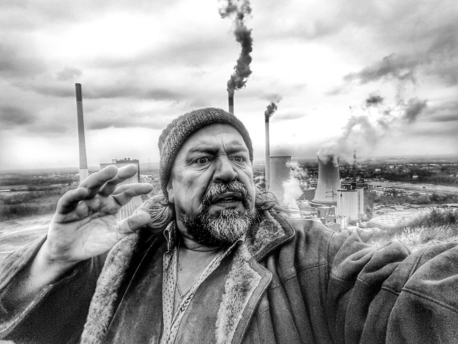 Armin Rohde vor Fabrik