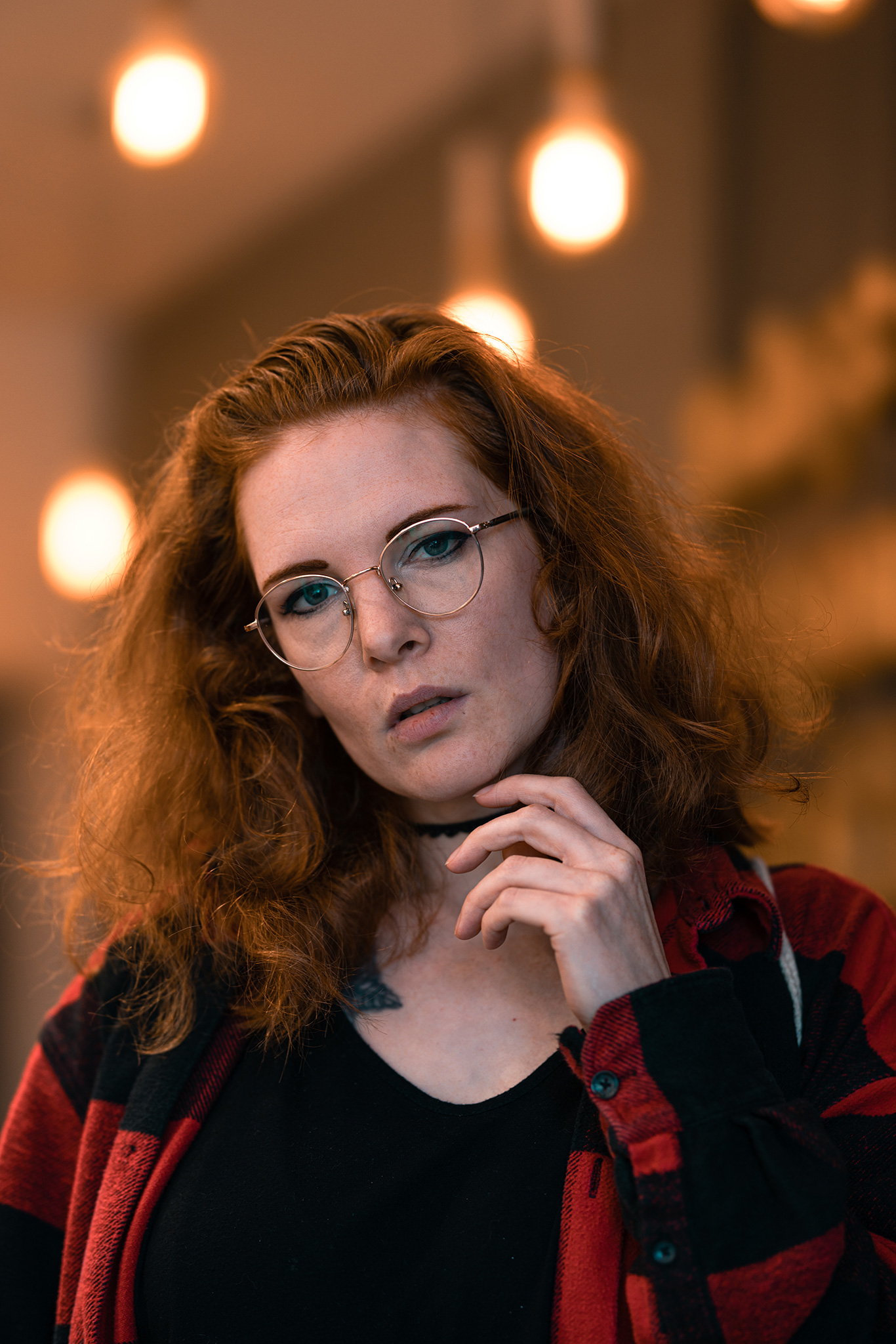 Weiche Bokeh Kugeln von Lampen in einem Café mit dem Canon RF 85mm f1,2 DS