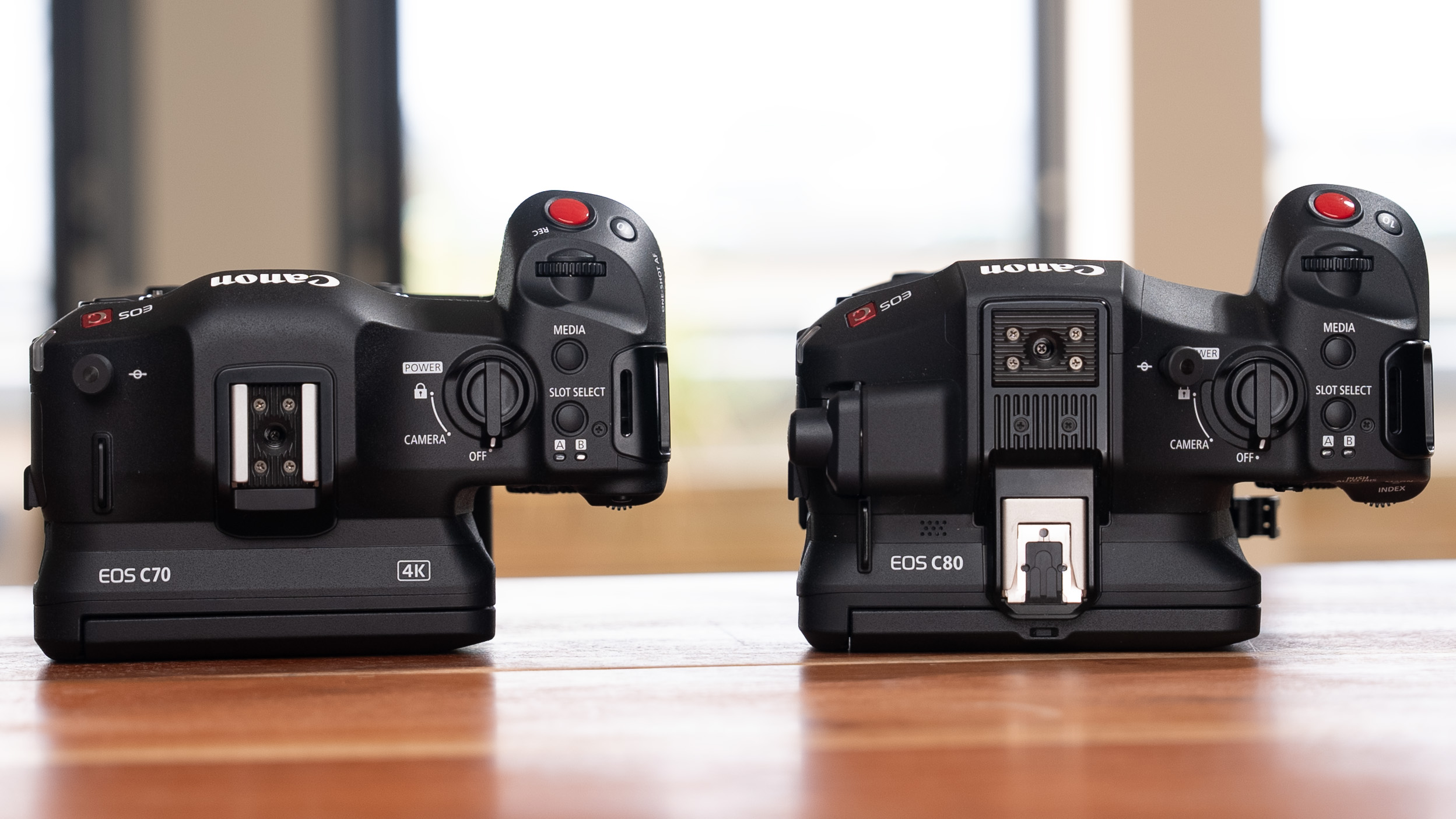 Shoe-Vergleich: Canon EOS C70 (links) und C80 (rechts) 